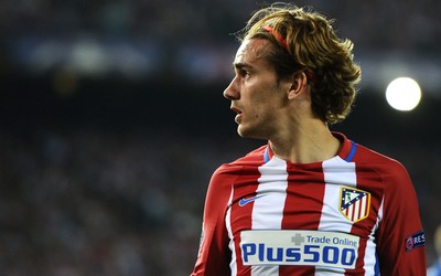 满贯体育快讯-B费庆祝时与队友叠罗汉